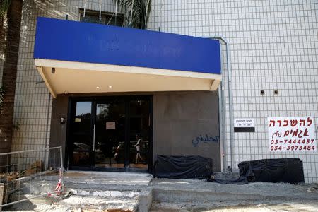 A sign read in Hebrew "for rent" can be seen on the building where binary options company Banc De Binary used to have their offices located in Ramat Gan, Israel January 11, 2017 REUTERS/Baz Ratner