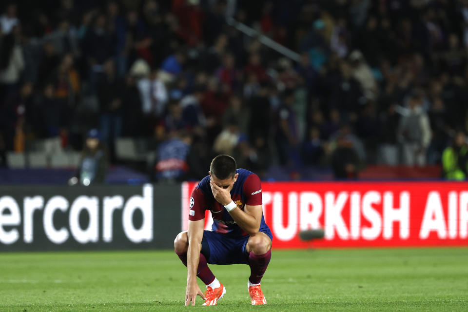 Ferran Torres, del Barcelona, se lamenta tras la derrota ante París Saint-Germain, el martes 16 de abril de 2024, en la Liga de Campeones (AP Foto/Joan Monfort)