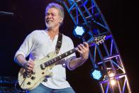 <p>Eddie Van Halen ist nicht nur Namensgeber der Band Van Halen, sondern auch Erfinder der aufklappbaren Stütze. Unter der Gitarre angebracht, erlaubt sie eines der Markenzeichen des Saitenvirtuosen: das beidhändige "Tappen". (Bild: Daniel Knighton/Getty Images)</p> 