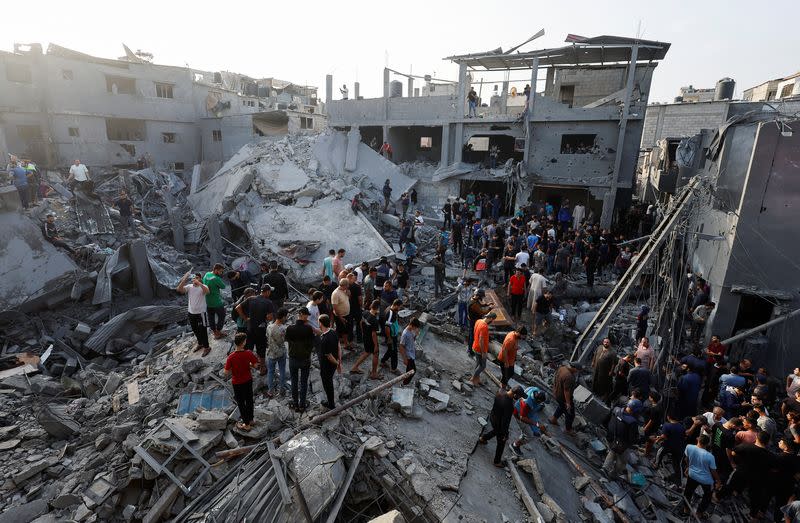 Palestinos buscan víctimas en el sitio donde Israel atacó las viviendas, en el Campo de Refugiados de Magazi