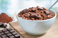 <p>Von Müsli gibt es zweierlei Arten: Sehr beliebt ist die Variante mit knusprigen Schokoladenstückchen. Doch wo Schokolade drin ist, ist Zucker meist nicht weit. So auch in diesem Fall, was die schmackhafte Frühstücksportion schnell zur ungesunden Kalorienbombe werden lässt. (Bild-Copyright: karelnoppe/iStock/Getty Images)</p>