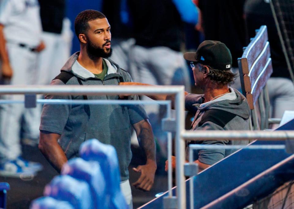 El mánager de los Marlins de Miami, Don Mattingly (8), saluda al lanzador de los Marlins, Sandy Alcántara (22), antes del partido de béisbol contra los Pirates de Pittsburgh en el LoanDepot Park, el miércoles 13 de julio de 2022, en Miami, Florida.