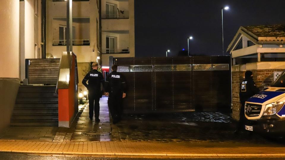 Polizisten stehen während einer Razzia wegen des Besitzes und der Verbreitung von Kinderpornographie an einem Wohnhaus in Herdecke.