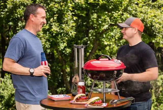 Asar A La Parrilla La Carne En El Asador Con Carbón. Cevapcici,  Hamburguesas Y Salchichas En La Barbacoa De Carbón De Barbacoa En La  Naturaleza Fotos, retratos, imágenes y fotografía de archivo