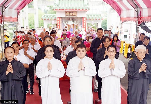 屏東長治鄉火燒庄祭祀大典，由鄉長古佳川（中）等人主祭，緬懷客家忠義烈士保家衛台。（記者陳真攝）