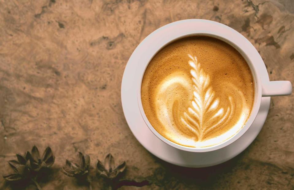 Leckerer Milchschaum macht jeden Kaffee perfekt. (Bild: grapher_golf/Shutterstock)