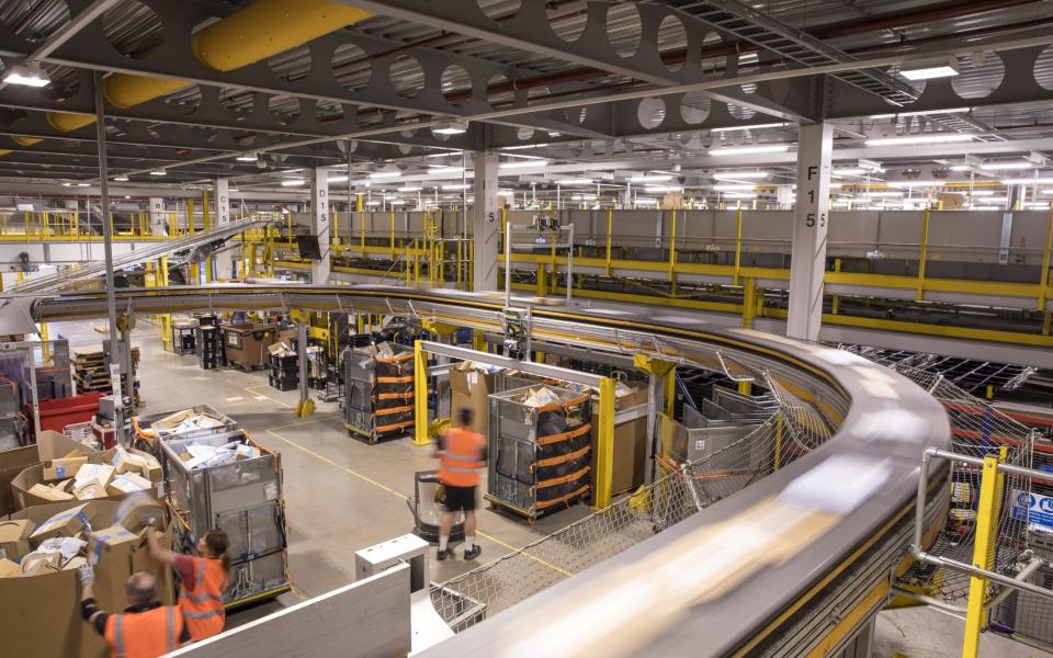 Packed boxes pass along a conveyor belt at the Amazon.com Inc. fulfilment centre in Tilbury, U.K. - Jason Alden/Bloomberg