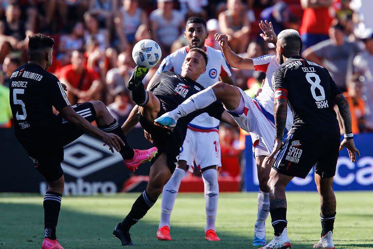 Más que un paso de ballet, una muestra de lucha y fútbol en La Paternal entre Argentinos Juniors y Riestra.