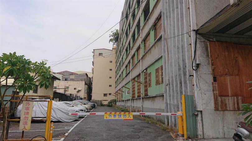 杏林醫院另一側作為京城銀行西門分行員工的汽車停車場。（圖／中國時報程炳璋攝）