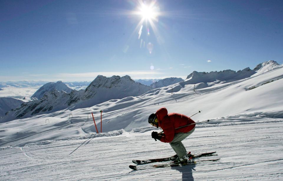 Nicht alle Skifahrer verhalten sich rücksichtsvoll, wie ein Fall in Bayern zeigt. (Symbolfoto: AP Photo/Diether Endlicher)