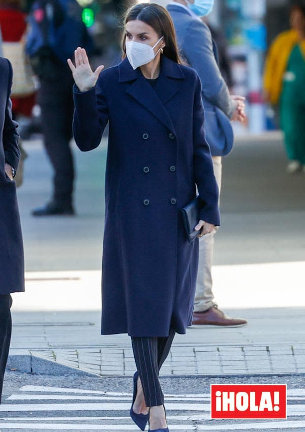 Doña Letizia con un abrigo azul