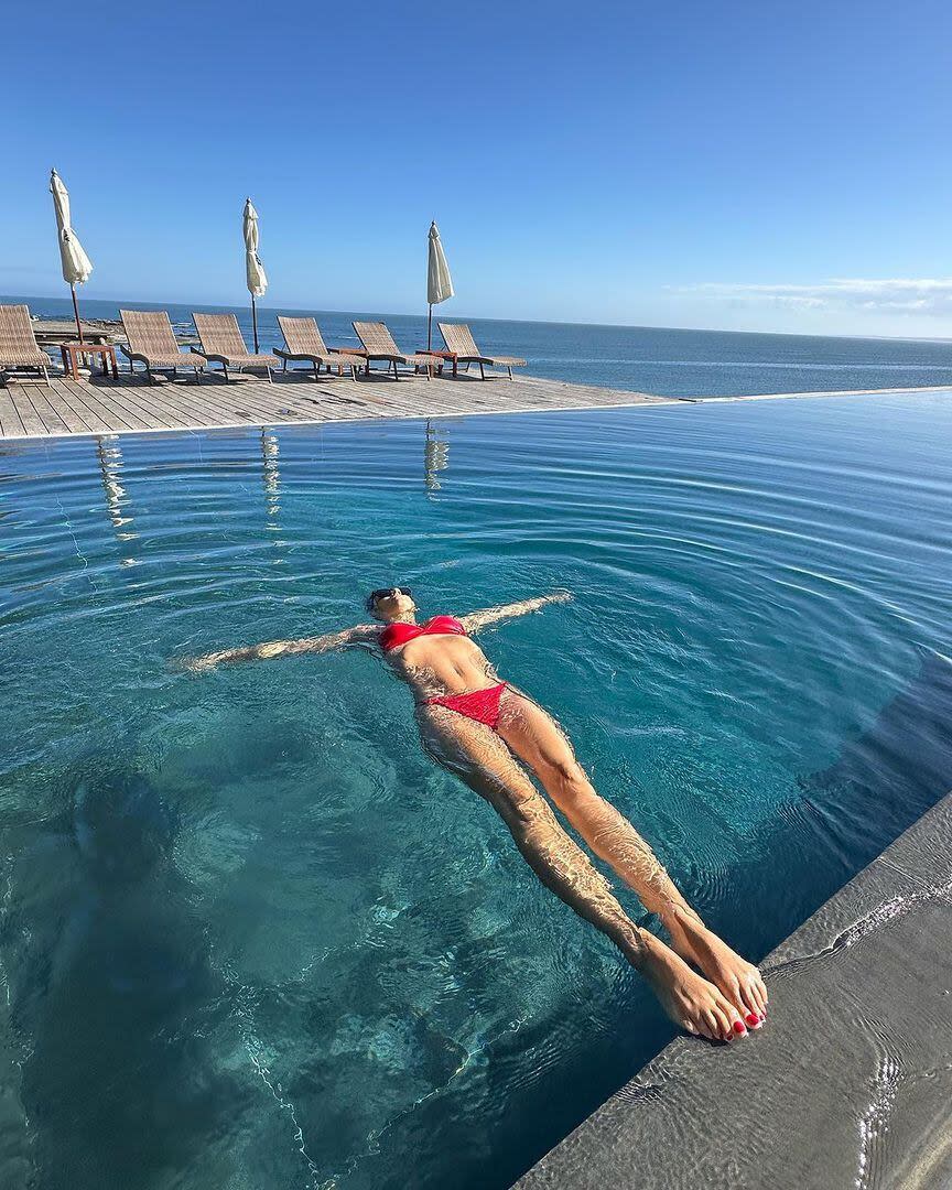 Pampita aprovechó el sol y el clima veraniego para distenderse en la piscina del hotel de José Ignacio que la albergó con su familia