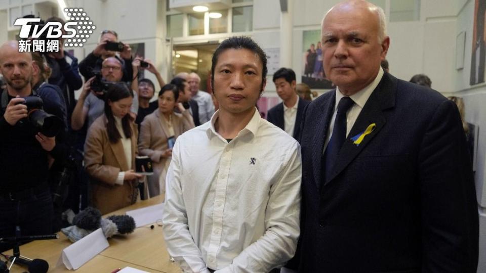 遭拖進中國領事館內的香港示威者（左），與英國議員史密斯（右）受訪。（圖／達志影像美聯社）