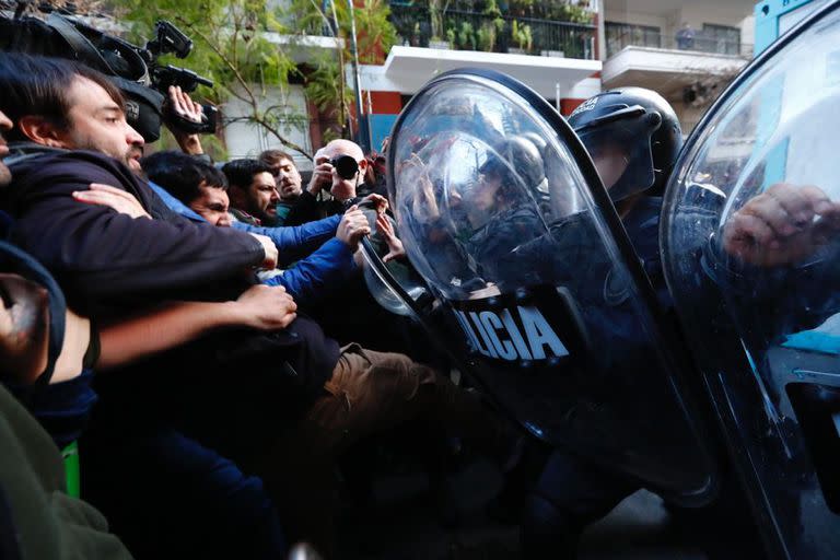 Enfrentamientos entre militantes kirchneristas y la policía en Recoleta (Foto: LA NACION/Marcos Brindicci)