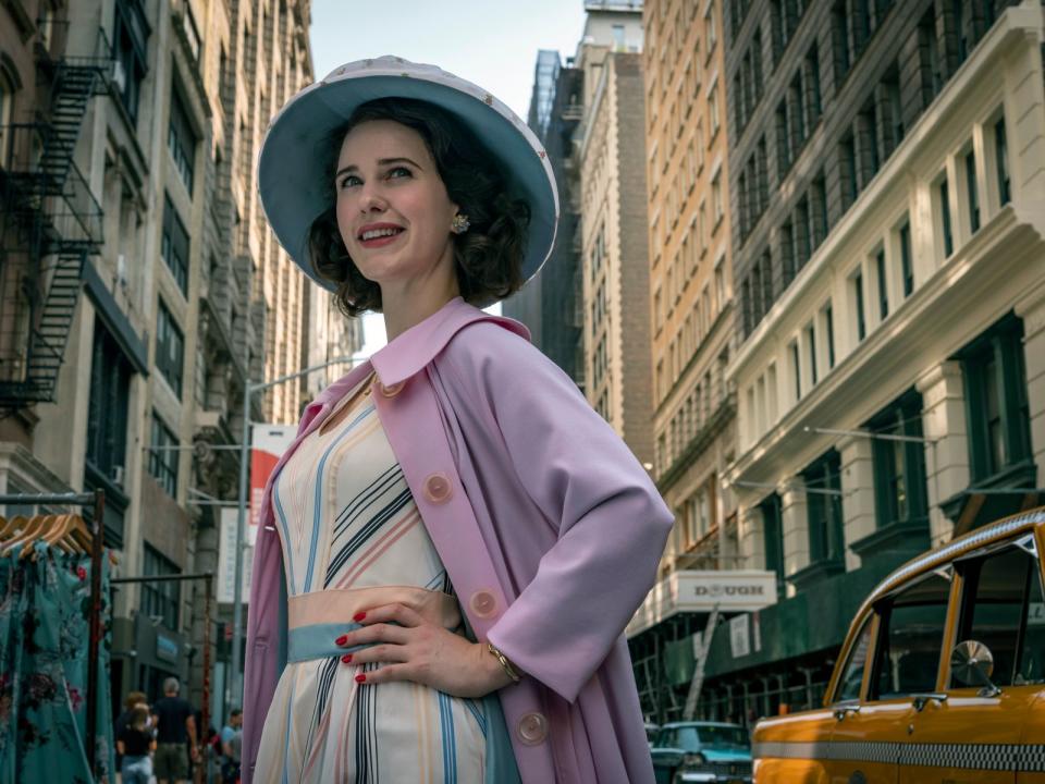 Wer hoch fliegt, kann tief fallen: Diese Lektion musste Midge Maisel (Rachel Brosnahan) am Ende der dritten Staffel auf die harte Tour lernen. Ob der Karriereknick selbst verschuldet ist oder nicht, sei einmal dahingestellt: Midge jedenfalls sinnt in der vierten Staffel der Amazon-Serie "The Marvelous Mrs. Maisel" (seit Februar) nach Rache. (Bild: 2019 Amazon.com Inc.)