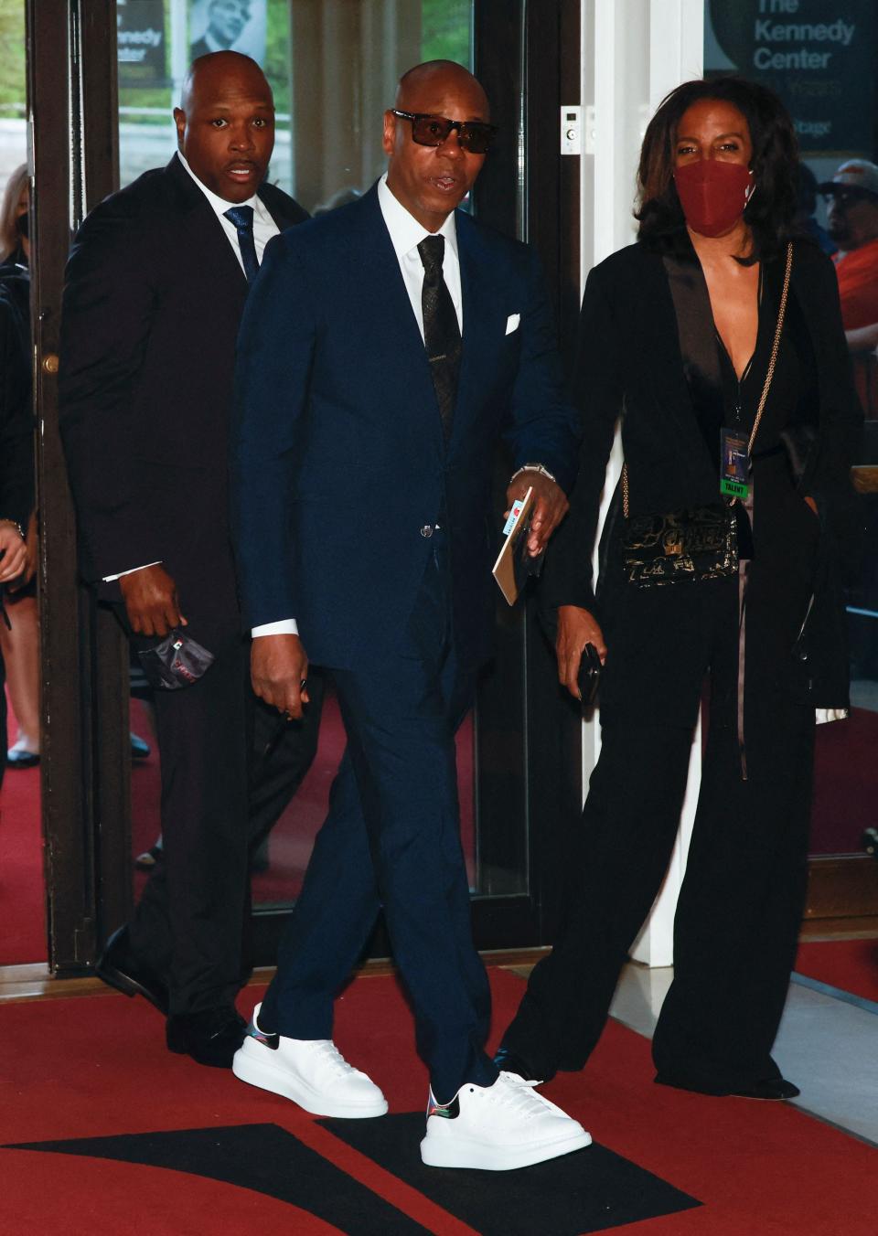 April 24, 2022 : US comedian Dave Chappelle (C) arrives for the 23rd Annual Mark Twain Prize for American Humor ceremony at the Kennedy Center in Washington, DC. - The 2022 Mark Twain Prize for American Humor is being awarded to the former host of Comedy Central's "The Daily Show", US comedian Jon Stewart.