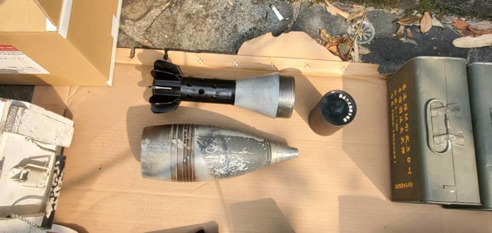 桃園市龜山分局追查黑幫軍火庫，驚見一把疑為T65K2的槍枝及大批彈藥，軍方表示這批武器已送檢。（李奇叡翻攝）