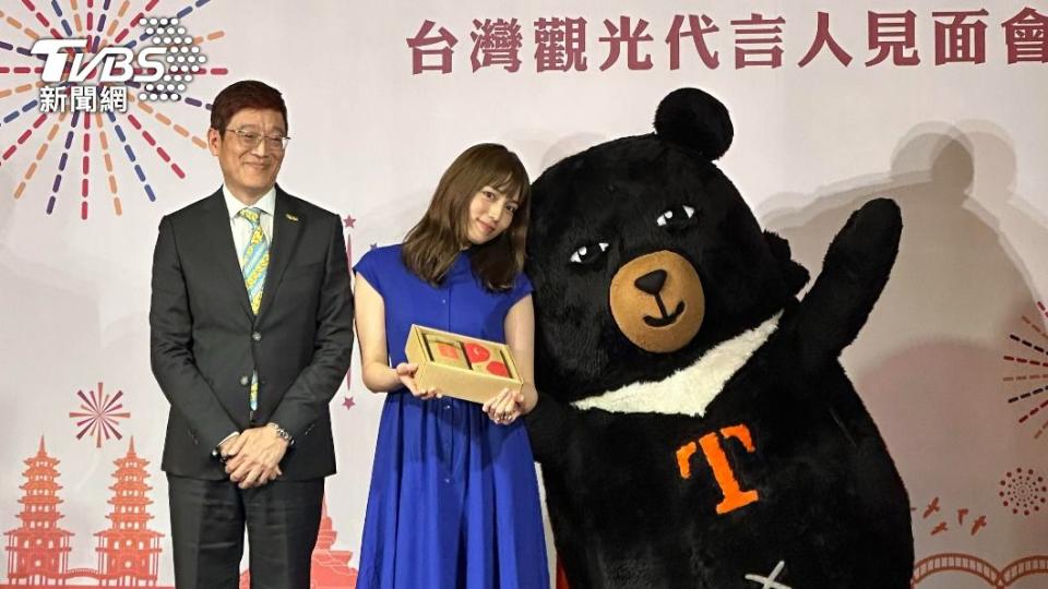 川口春奈（中）和觀光局副局長林信任、吉祥物喔熊（右）開心合影。（圖／陳郁文攝）