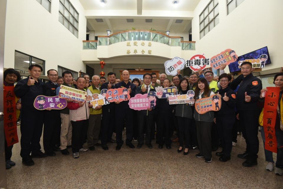 市長黃偉哲到歸仁分局慰勉警察及協勤五力。（市警局提供）