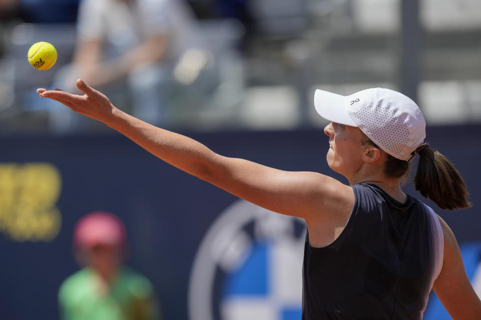 Iga Swiatek saca ante Lesia Tsurenko en el Abierto de Italia, el domingo 14 de mayo de 2023. (AP Foto/Andrew Medichini)