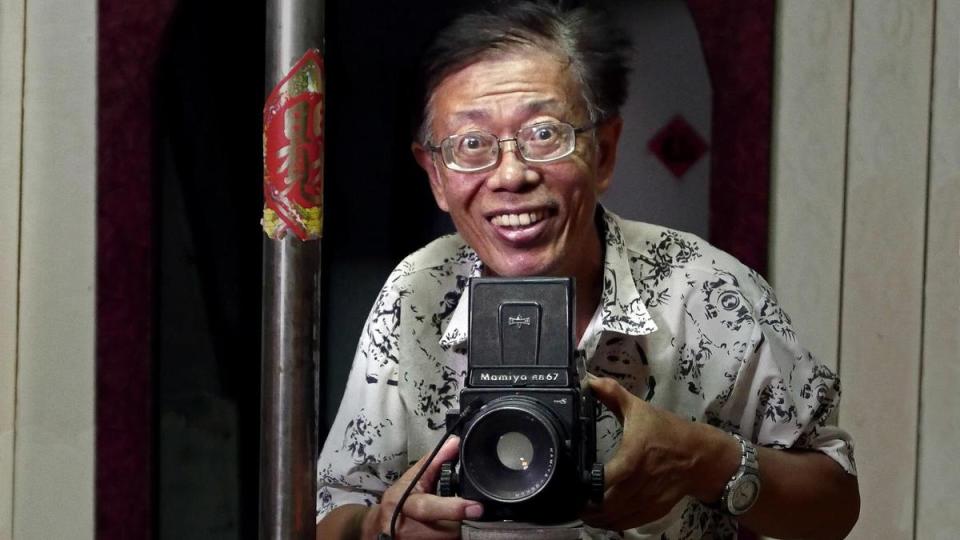 金門金龍照相館老闆李國明拍攝無數「金門留念」的紀念照。（紅潤影像提供）