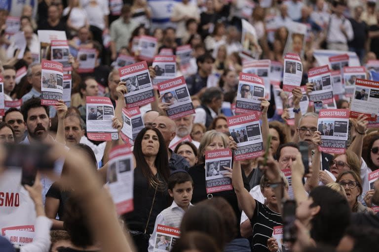 Los manifestantes llevaban carteles para pedir por la liberación de los rehenes