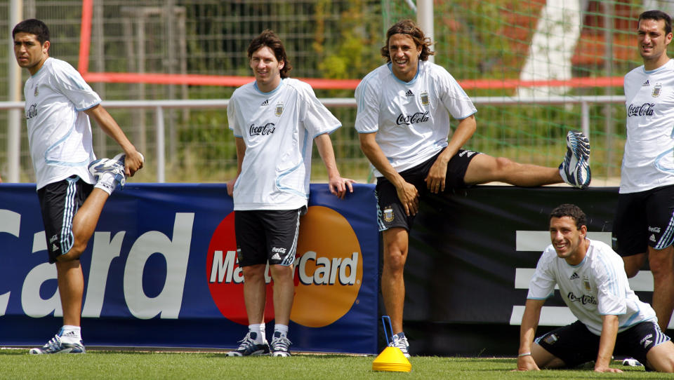 Scaloni fue mundialista en 2006. En esta foto, durante un entrenamiento aparece junto Maxi Rodríguez, Hernán Crespo, un novel Lionel Messi y Juan Román Riquelme. (REUTERS/Enrique Marcarian (GERMANY)