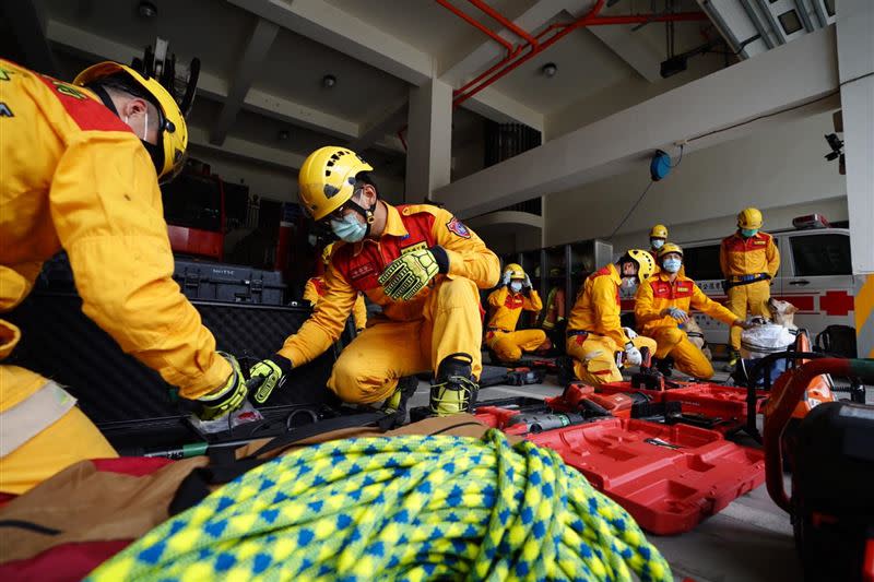 海地發生強震，新竹市目前已經完成特種搜救隊10人、搜救犬2隻及相關器材整備。（圖／翻攝林智堅臉書）