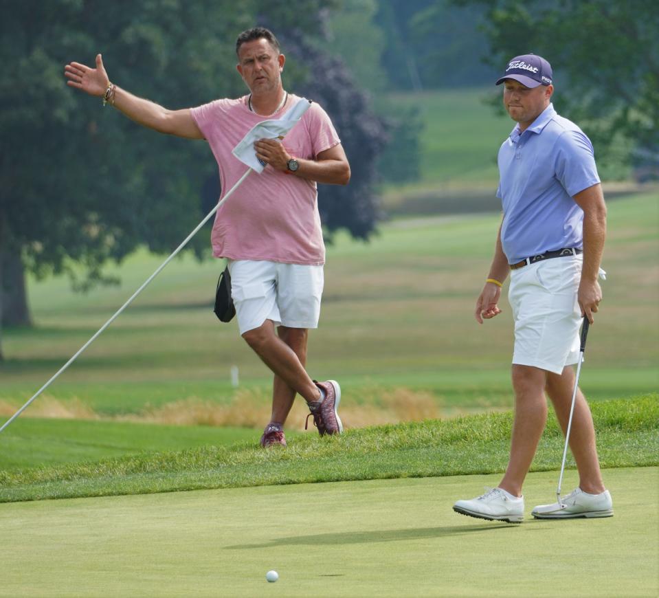 El residente de Brewster, Mike Miller, reacciona a un putt que se desliza a la derecha del hoyo 16 en Bethpage Black durante la ronda final del Abierto del Estado de Nueva York el 13 de julio de 2023. El campeón defensor terminó empatado en el sexto lugar.