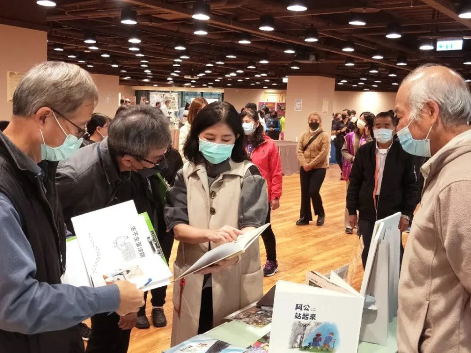 碧雲莊社區發展協會理事長劉洪黎吟向環保署委員說明執行環保小學堂計畫之成果。(花蓮縣環保局提供)