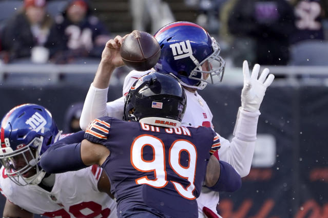 Quinn sets Bears season sacks record in 29-3 rout of Giants