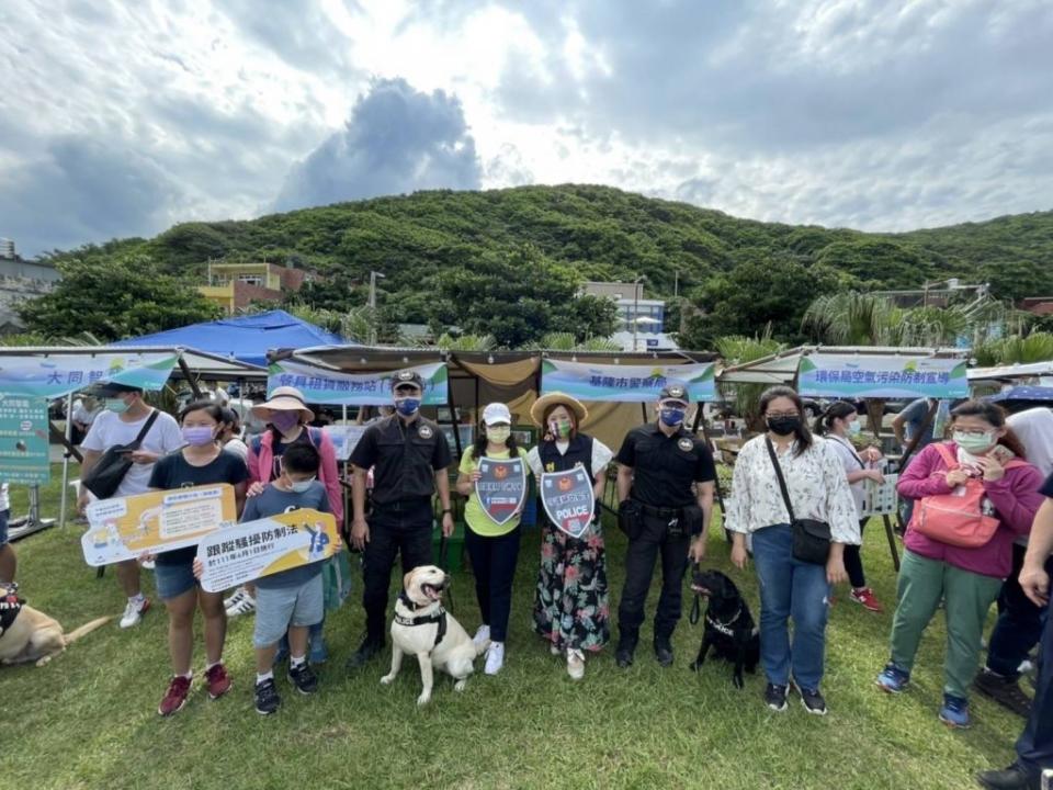 新北市警局警犬隊支援城博會音樂會，成為焦點，民眾搶著跟警犬合照。（記者張上耕翻攝）