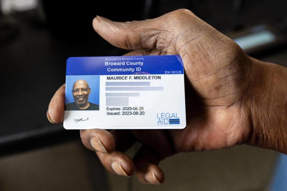 El habitante de Pompano Beach Maurice F. Middleton, de 68 años, sostiene su nueva tarjeta de identidad del Condado Broward durante un evento de identificaciones comunitarias organizado por el Servicio de Asistencia Legal del Condado Broward en asociación con el Salvation Army, en Fort Lauderdale, Florida, el viernes 18 de agosto de 2023.