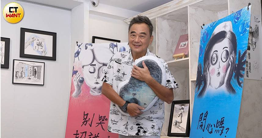 陳昇在疫情間花了數月時間完成了百幅畫作，一口氣推出了兩部繪本《開心嗎?麗春》、《別哭，切諾比》。（攝影／焦正德）