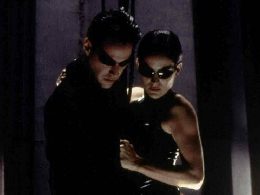 Keanu Reeves als Neo und Carrie-Anne Moss als Trinity in "Matrix". (Bild: imago images / United Archives)