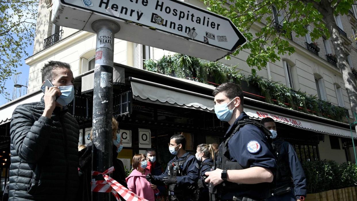 Polizisten sperren das Gebiet um das Krankenhaus Henry Dunant ab. In Paris ist mindestens ein Mensch in der Nähe eines Krankenhauses durch Schüsse getötet worden.