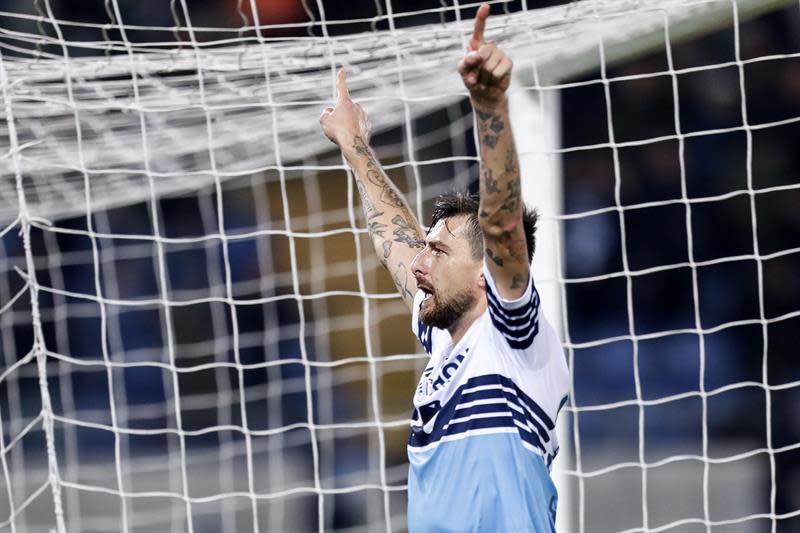 El jugador del Lazio Francesco Acerbi celebra su gol. Foto: EFE/EPA.