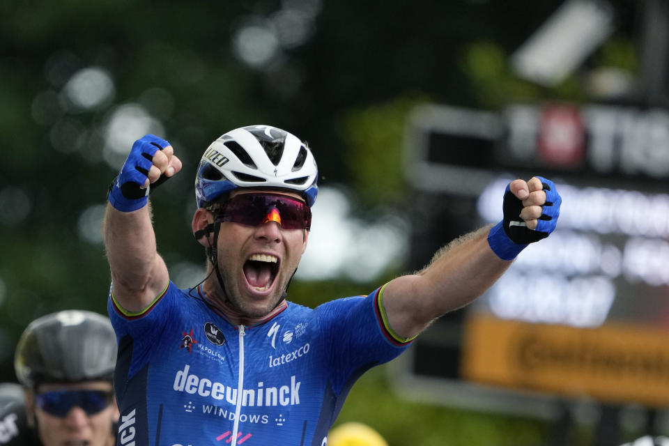 Mark Cavendish al ganar la cuarta etapa del Tour de Francia, el martes 29 de junio de 2021, en Fougeres. (AP Foto/Daniel Cole, Pool)