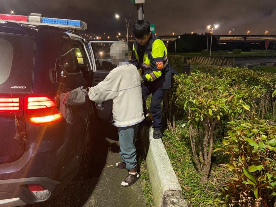 《圖說》三重分局員警以巡邏車護送老翁返回住家。〈三重分局提供〉