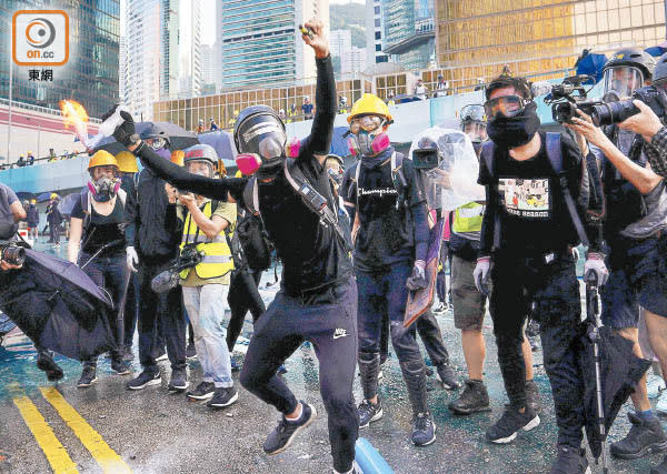 美方將香港的街頭衝突形容為非暴力，被官媒批評顛倒黑白。