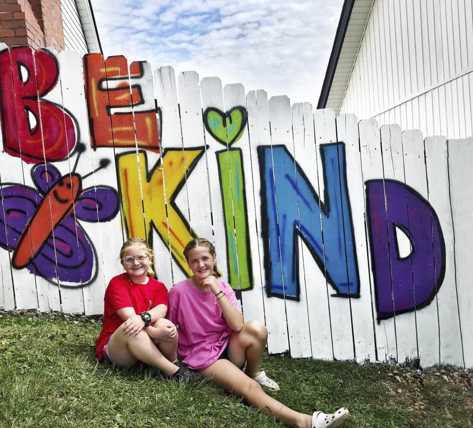 Raegan and Rylyn Richins and their "Be Kind" signs Credit: Courtesy Rhonda Richins RhondRichins@gmail.com