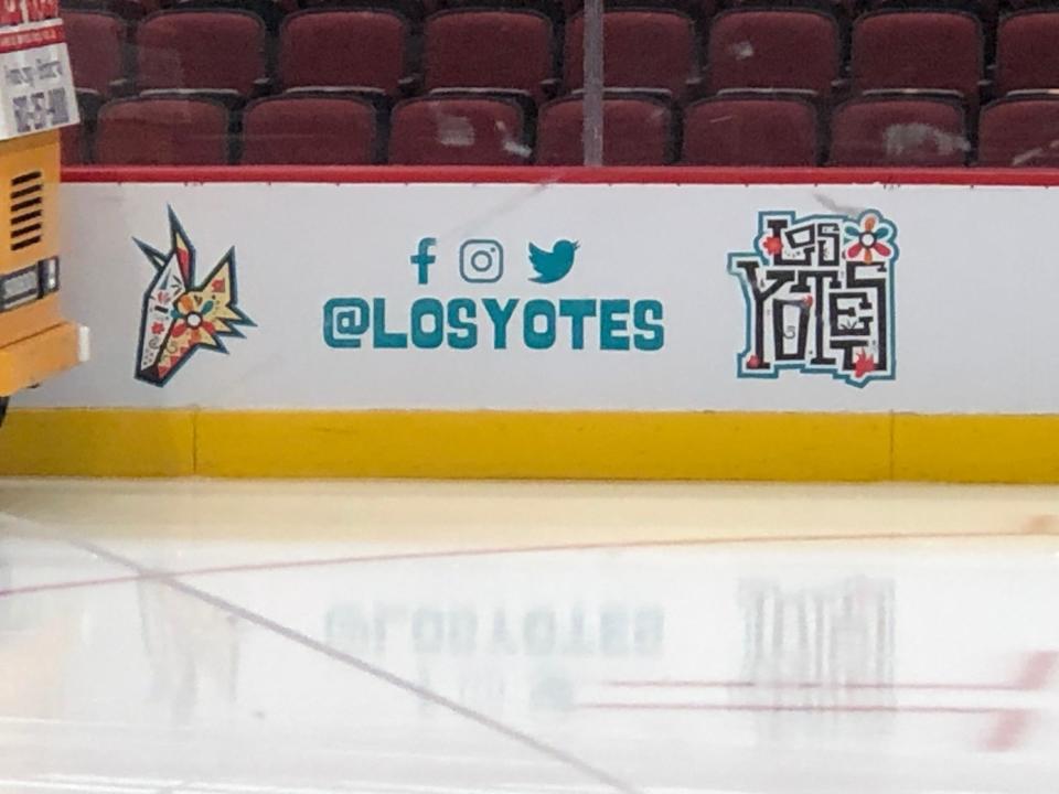 The Coyotes celebrate inclusion of Spanish-speaking fans with a sign painted on the boards at Gila River Arena.