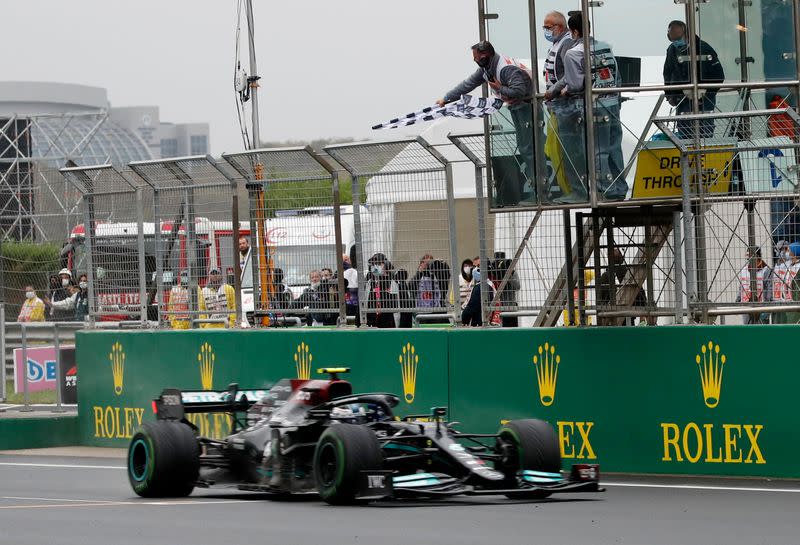 Foto del domingo del piloto de Mercedes Valtteri Bottas cruzando la meta para ganar el Gran Premio de Turquía