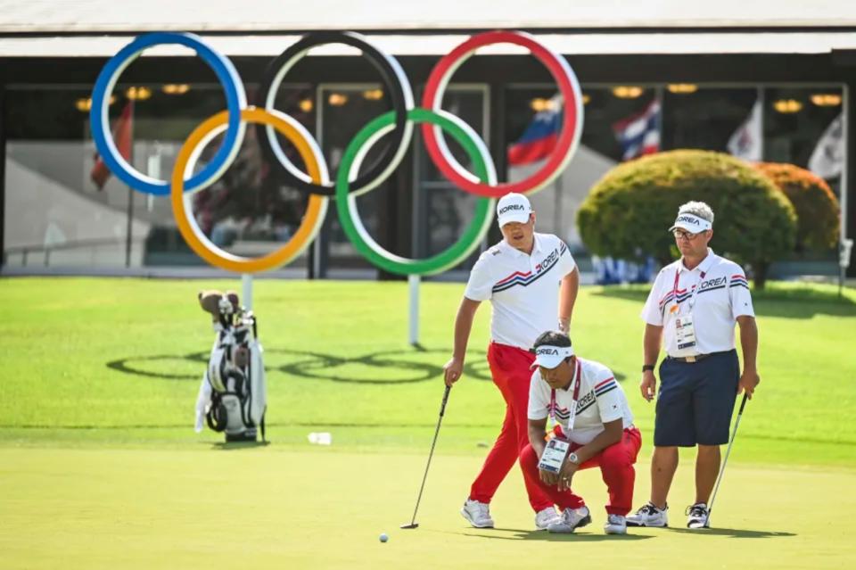Sungjae Im y el entrenador del equipo de Corea del Sur, KJ Choi, practican antes del inicio de los Juegos. (Foto: Keyur Khamar / PGA Tour / Getty Images).