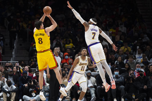 Young's 36 points help streaking Hawks drop Lakers