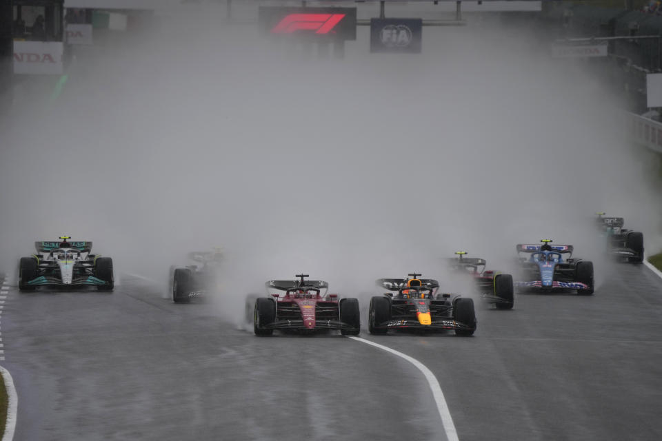 Max Verstappen (derecha) y Charles Leclerc lideran en la larga del Gran Premio de Japón, el domingo 9 de octubre de 2022. (AP Foto/Eugene Hoshiko)