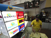 <p>A clerk operates a cash register after a customer purchases Powerball tickets at a doughnut shop in Oakland, Calif., Aug. 22, 2017. (Photo: John G. Mabanglo/EPA/REX/Shutterstock) </p>