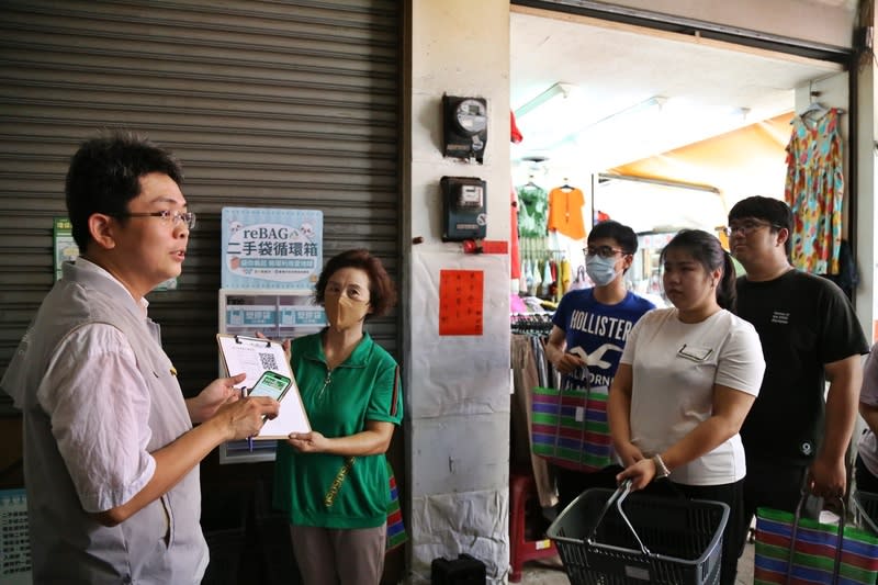 嘉市推環保袋逛市場抽買菜金活動 嘉義市環保局長李佳禾（左）19日到東市場宣傳「環 保袋迺菜市、月月抽買菜金」活動，希望傳達減塑、 再利用及永續發展概念，讓環保與市場匯聚一堂共同 響應減塑行動。 （嘉義市環保局提供） 中央社記者姜宜菁傳真  113年6月19日 