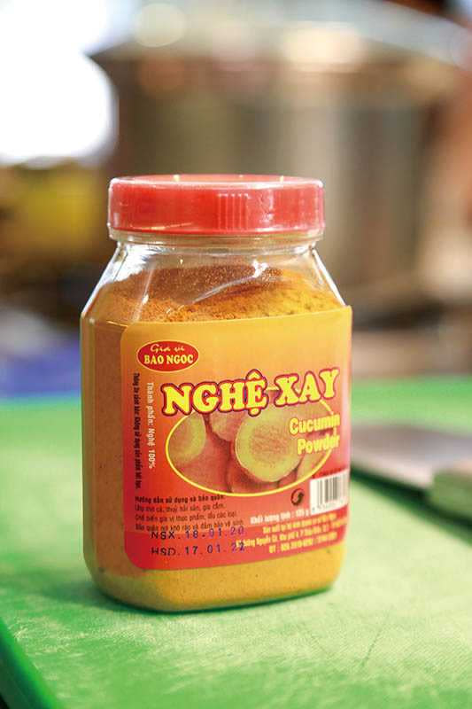 薑黃粉是越南家庭廚房常備的香料粉末之一。（圖／馬景平攝）