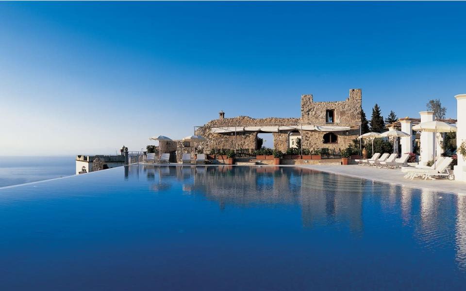 ¿El Atardecer más perfecto del mundo? Sentado en una reposera, tomando unos ricos aperitivos Italianos con la vista de la pileta del Belmond Hotel Caruso en la localidad Italiana de Ravello.